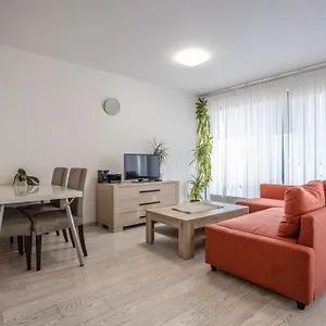 Apartment Spacious Terrace With Free Private Parking, Prag